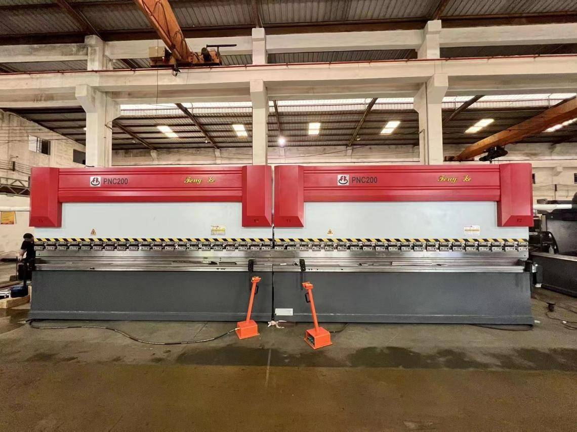 實(shí)現(xiàn)1+1＞2，豐科機(jī)械創(chuàng)新推出高效的雙機(jī)聯(lián)動(dòng)折彎?rùn)C(jī) ? 